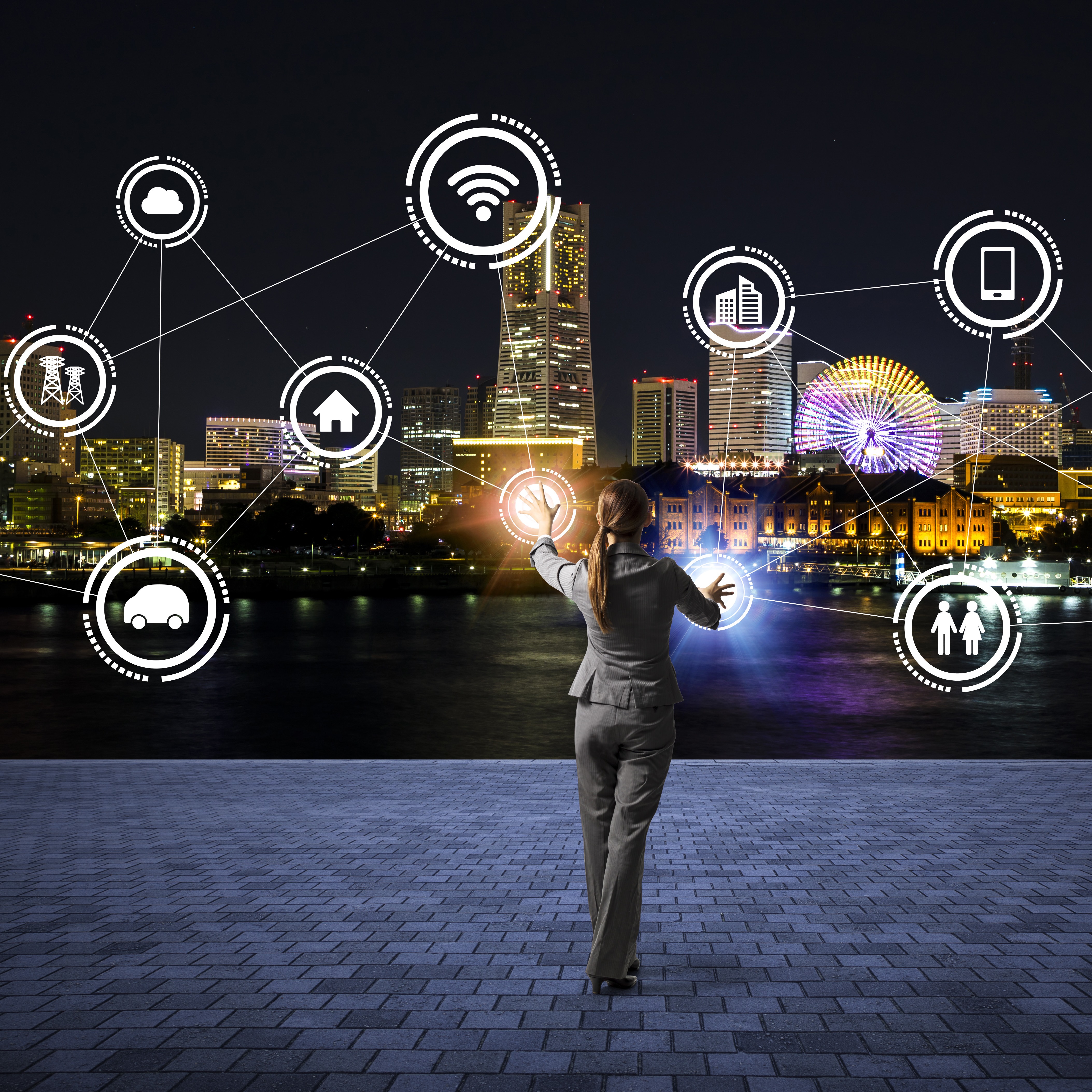 Frau steht vor Skyline und bedient intelligente Informationen